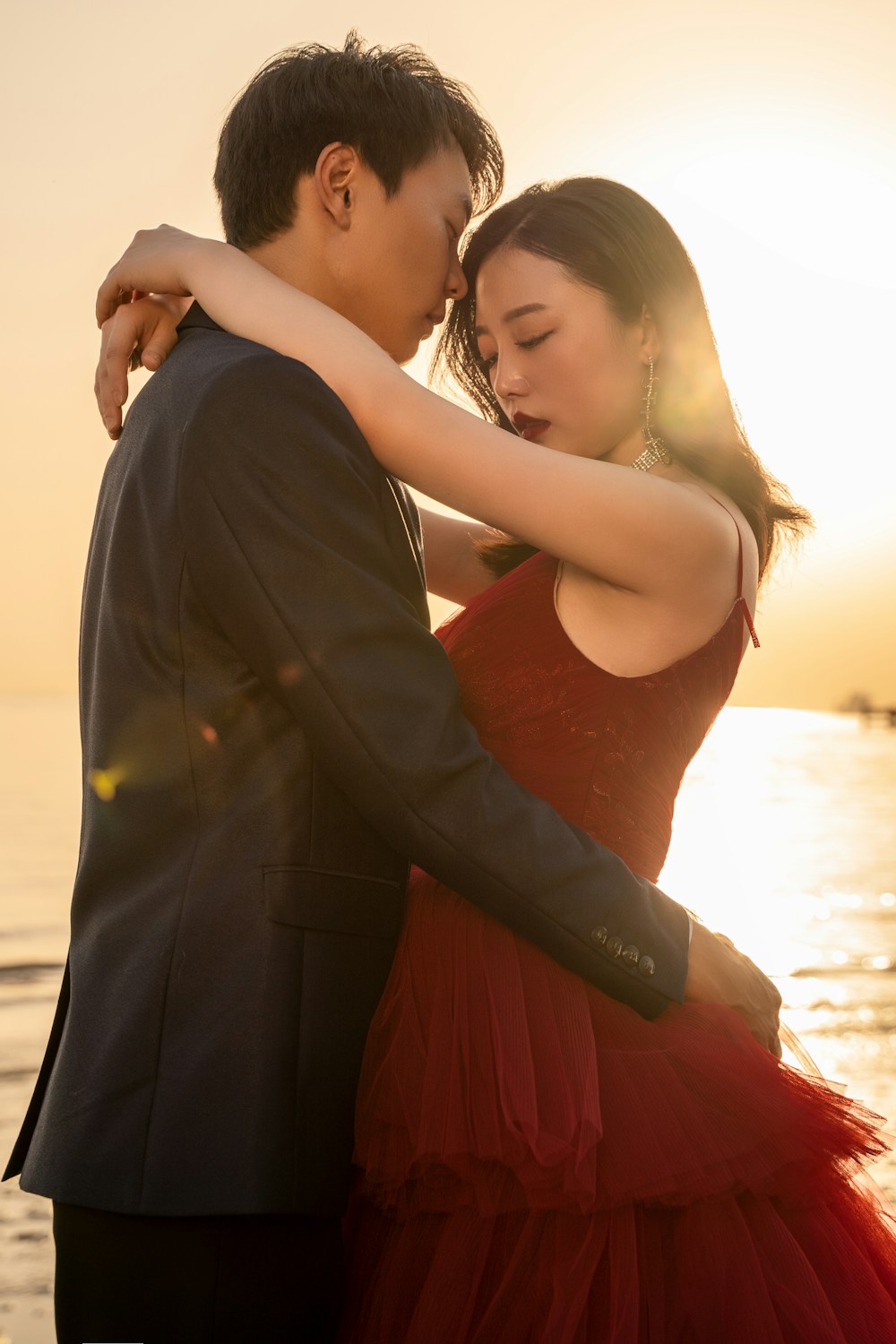 Una pareja comparte un momento de cariño junto al mar